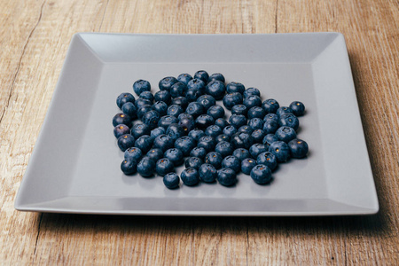 大, 新鲜的蓝莓躺在一个灰色的盘子, 特写