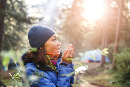 活跃妇女在冷的天气在山露营