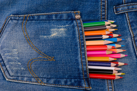 彩色铅笔在蓝色牛仔裤的口袋里一套