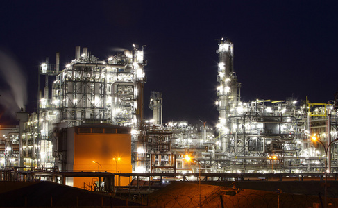 石油和天然气工业炼油厂在黄昏工厂石油