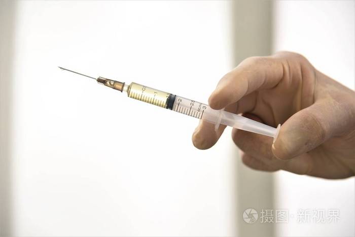 手手套持有注射器注射药物