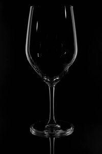 孤立在黑色玻璃酒杯
