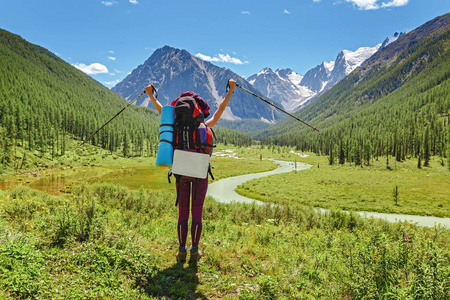 带着背包的年轻快乐的女人沿着小径小径独自漫步在山中, 户外活动的概念和大自然的冒险
