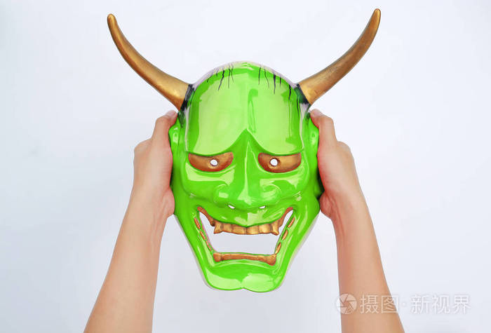 手捧绿色歌舞伎面具在白色背景上