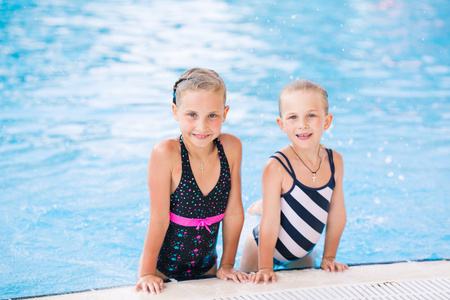 两个可爱的小女孩在游泳池