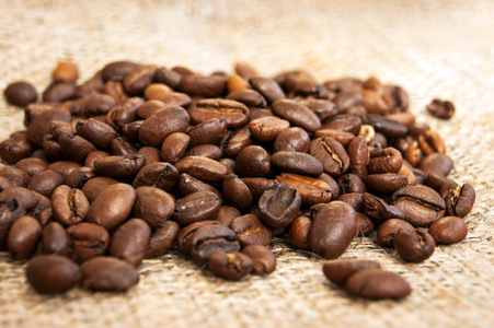 木背景上的咖啡豆