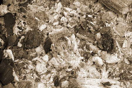 barbeue自然背景或质地后熄灭的灰灰焚烧煤。棕褐色色调