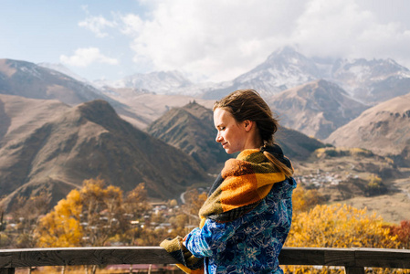 可爱的小女孩旅行者享受山自然和干净的空气