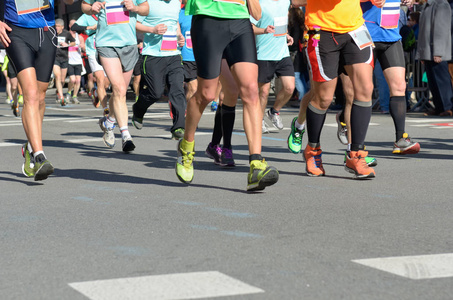 马拉松赛跑, 许多赛跑者脚在路赛跑, 体育比赛, 健身和健康生活方式概念