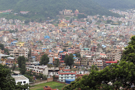 加德满都的城市, 从山上的斯瓦扬布纳特佛塔看到。2018年8月在尼泊尔拍摄