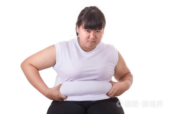 胖亚裔女人穿白色 t-shirt 担心她的体型照片-正版商用图片07kkss-摄