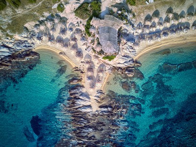 美丽的海滩和岩石海岸线顶部鸟瞰飞机拍摄, 锡索尼亚, 希腊