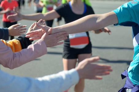 马拉松赛跑, 支持赛跑者在路, 孩子的手给击掌, 体育概念