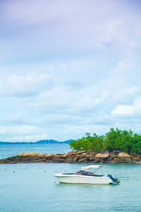 艘船停泊在海上