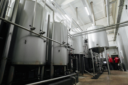 现代酿酒厂和设备的酒精生产机械工具。钢桶或罐及不锈钢管
