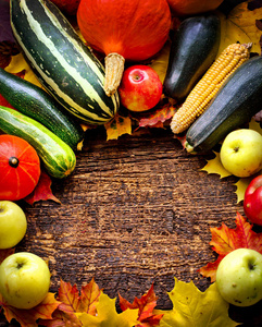 木桌上秋叶和不同蔬菜的顶部观