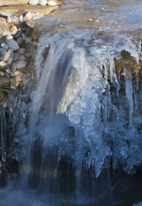 小瀑布这是覆盖在冰和仍然运行