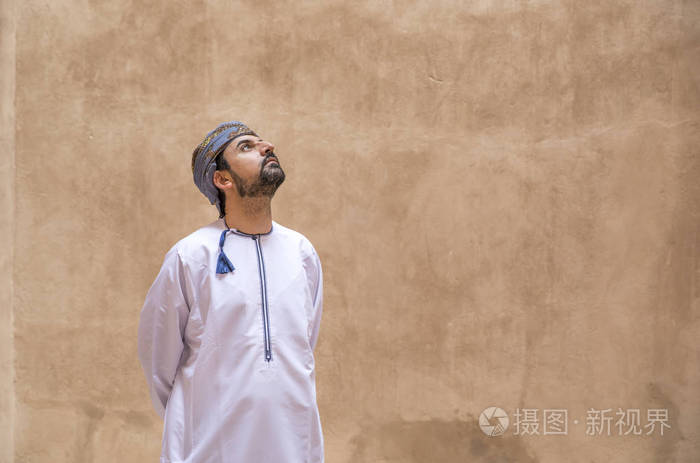 阿拉伯人在传统阿曼装备在老城堡