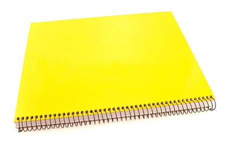 黄色螺旋笔记本电脑被隔离在白色