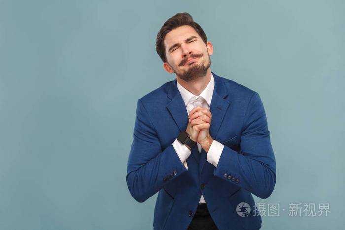 穿着得体的商人手在浅蓝色背景的道歉手势 富有和成功的商业人士的