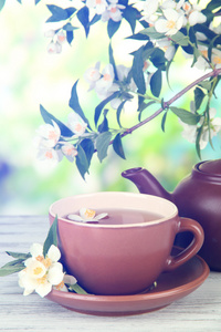 喝杯茶用茉莉花，在明亮的背景上
