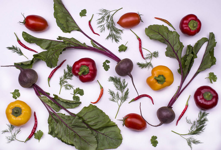 这种模式与新鲜蔬菜甜菜, 辣椒, 西红柿, 辣椒纯素食的饮食在白色的食物。顶部视图