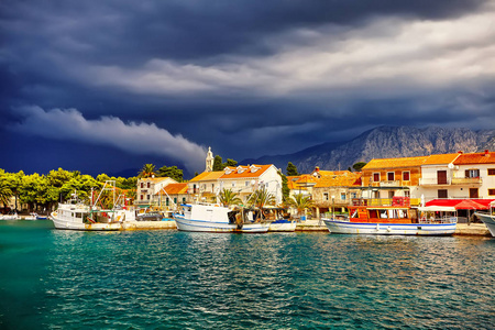 壮观的暴风雨笼罩在岛上, 雄伟的风景, 克罗地亚, 亚得里亚海。美容世界