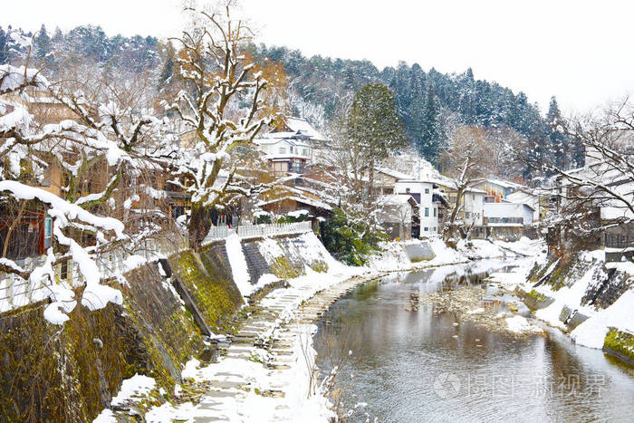 宫川河盖与雪高山日本