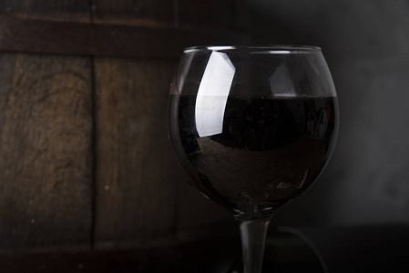 优良的红酒瓶, 酒杯, 桶和螺旋在一个质朴的木桌上 传统的酿酒和品酒概念