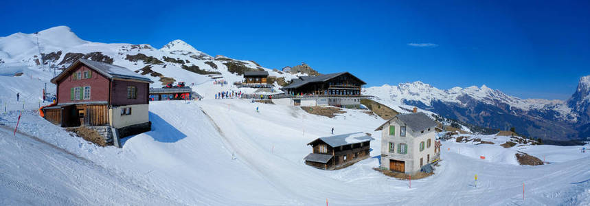 从克莱恩 Scheidegg 站, 沿铁路从因特拉肯到 Jungfraujoch 3466 m 全景视图。在日光在瑞士