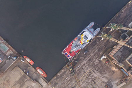 冬季港口与油轮的鸟瞰图