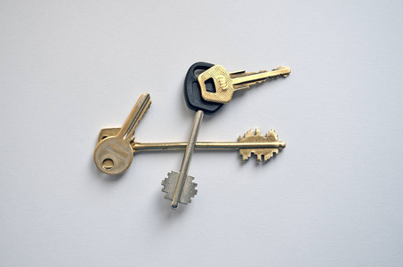 门钥匙被隔离在白色背景上。白色背景下没有金属钥匙扣的几个按键