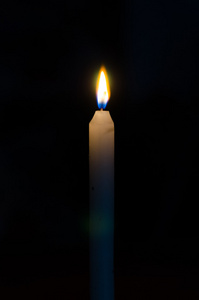 黑色背景上的高燃烧的蜡烛