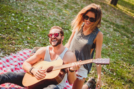 夫妇在野餐的吉他乐趣