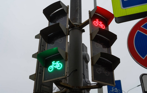 交通灯为骑车者在繁忙的十字路口