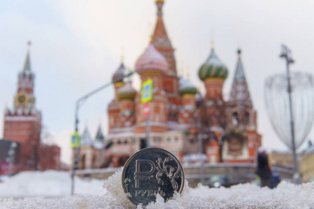 一枚硬币价值一俄国卢布反对在莫斯科的圣罗勒大教堂的背景