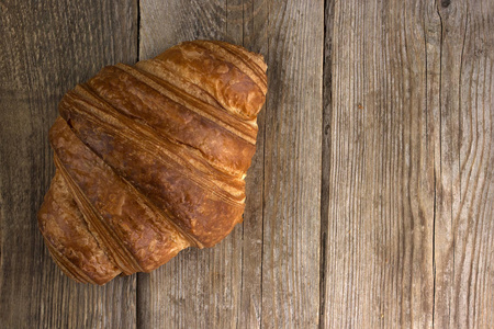 美味的牛角面包，木质的背景