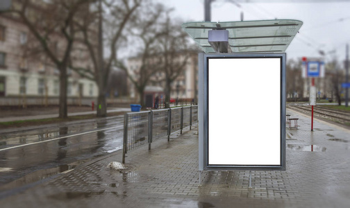 巴士站上的商业广告牌在下雨天有复印空间