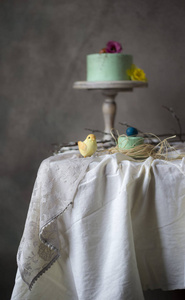 复活节餐桌装饰, 美味的自制蛋糕与春天的花朵和彩绘鸡蛋在假日餐桌上