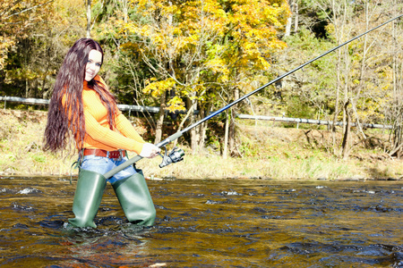 在捷克共和国 otava 河里钓鱼的女人