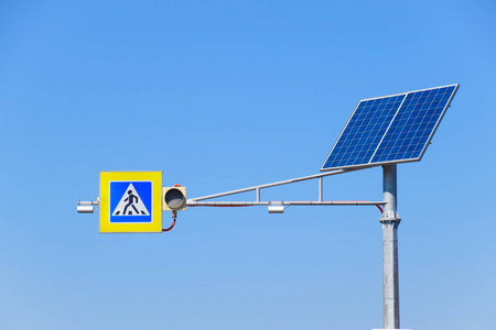 在电线杆上的太阳能电池板来供电交通灯