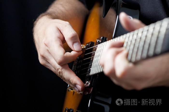 人弹吉他