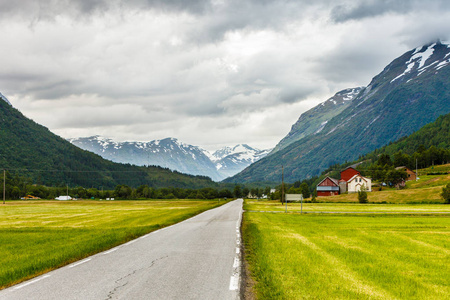 运行通过挪威山的路。美丽的风景。旅行和旅游