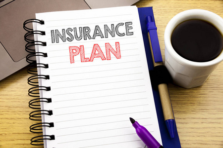 字, 写保险计划。健康人寿保险的商业概念写在笔记本上的木质背景在办公室与笔记本电脑咖啡