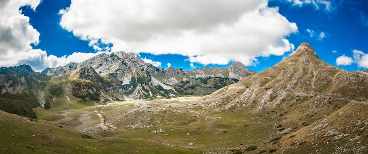 具有美丽山峰的夏季山脉和带系统全景。杜尔米托尔, 黑山