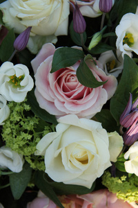 粉红和白色婚礼上的鲜花
