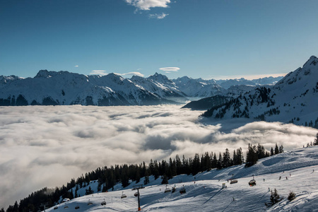 山顶上的积雪和山谷的雾气