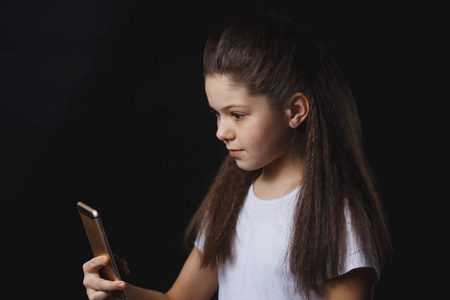年轻的悲伤脆弱的女孩使用手机害怕和绝望的痛苦在线滥用网络被跟踪
