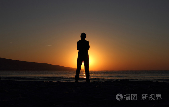 轮廓的匾额上冉冉升起的太阳背景上的男人