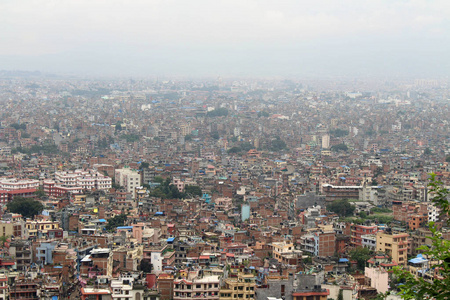 加德满都的城市, 从山上的斯瓦扬布纳特佛塔看到。2018年8月在尼泊尔拍摄